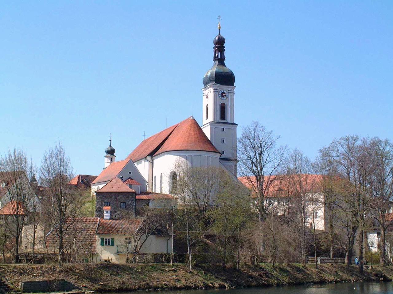 Blick vom Regen auf die Pfarrkirche mit Anna-Kapelle